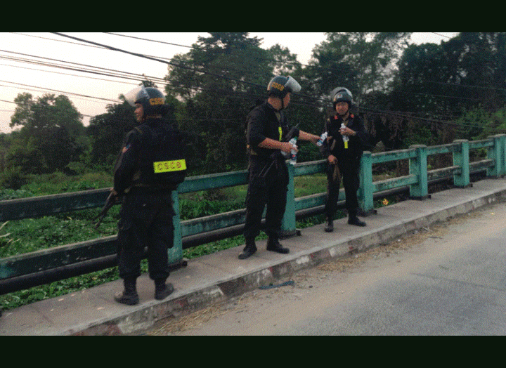 Hai người dân được trang bị áo giáp chống đạn hỗ trợ công an tìm nghi phạm bắn chết 4 người ở Củ Chi